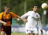 Atac fulger - de Eduard Apostol N&D&B, v�rfurile letale ale - ...::: Stiri despre Fotbal :::...